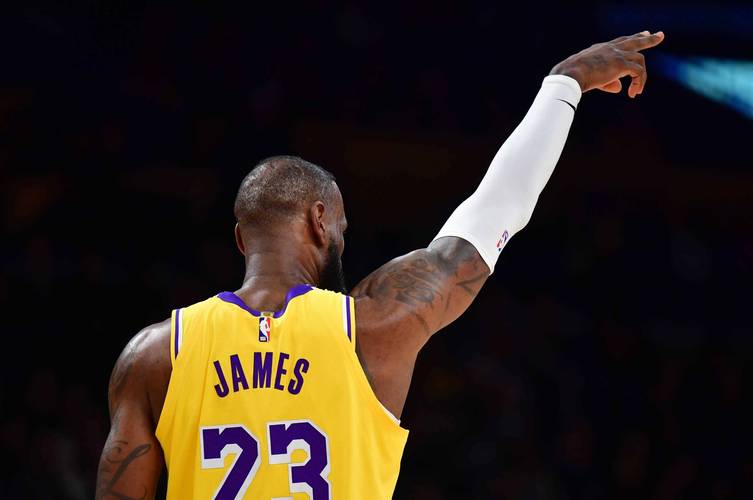 视频丨多项国际赛事齐聚河北崇礼 一站式体验“观赛+滑雪+度假（河北崇礼迎多项国际赛事 一地畅享观赛、滑雪与度假）