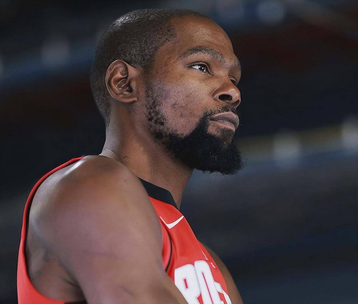 没怎么用劲儿啊！卡斯尔迅捷抢断快攻 篮下大风车单手暴扣！（轻轻松松！卡斯尔闪电抢断快攻，篮下大风车单臂暴扣！）