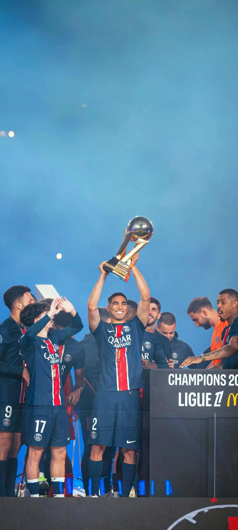 中超：上海海港主场4-1大胜深圳（中超：上海海港主场4比1完胜深圳）