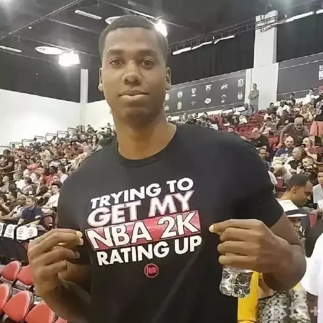 墨菲抢断瞬间，展现超凡球技（墨菲瞬间断球，尽显精湛球技）